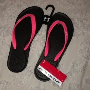 NWT Under Armour size 5 girls flip flops